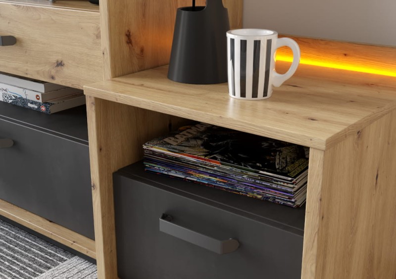 Drewniana szafka nocna z komiksami Batman i kubkiem w paski.