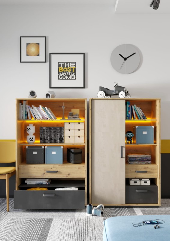 Nowoczesny regał i szafa przesuwna z oświetleniem LED w pokoju.