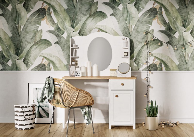 Białe biurko toaletka z nadstawką i lustrem w nowoczesnej aranżacji sypialni.