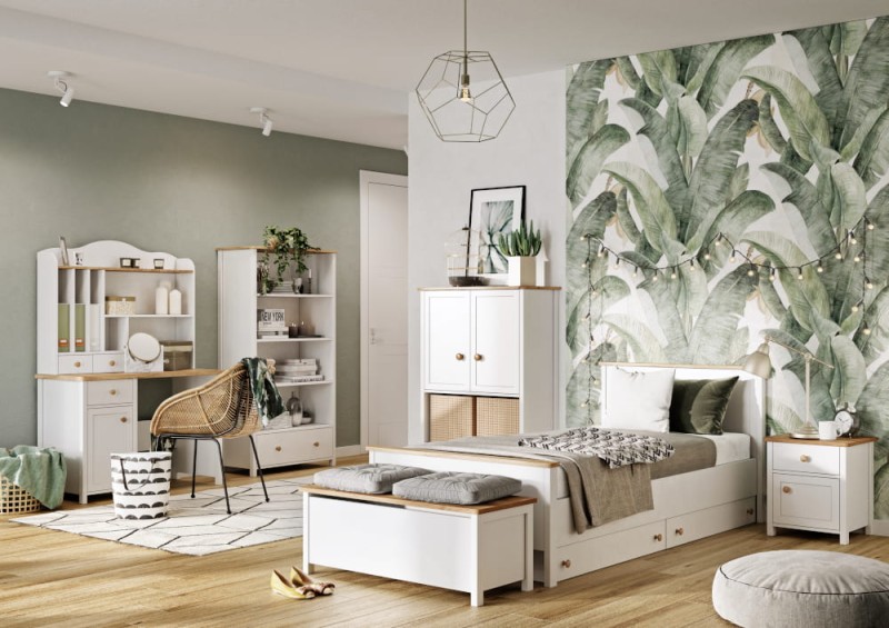 Aranżacja pokoju dla nastolatka z białym biurkiem, łóżkiem i regałem.