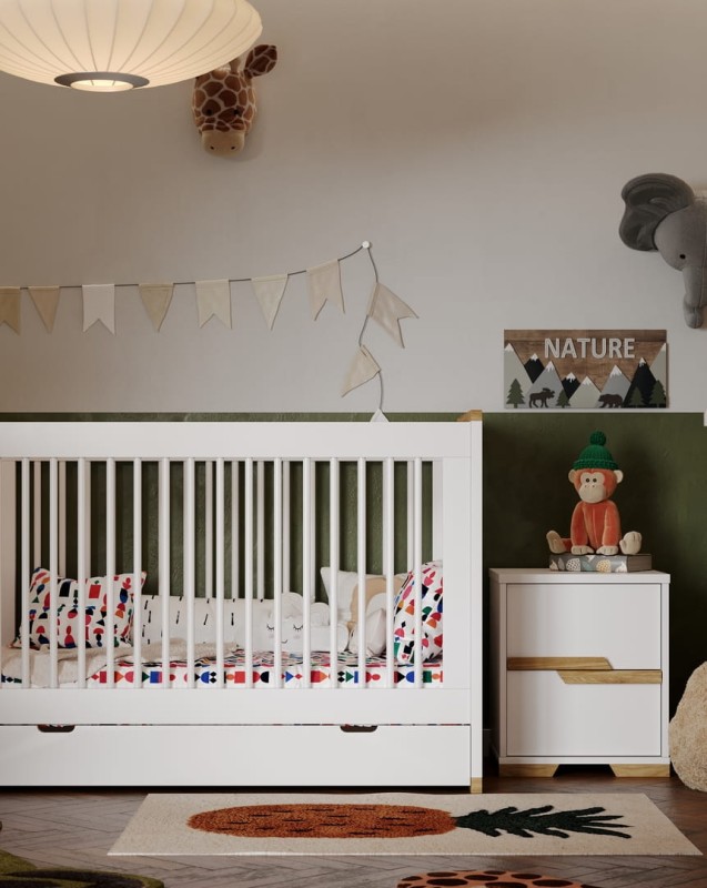 Białe meble do pokoju dziecięcego: łóżeczko i szafka nocna w leśnej aranżacji z pluszakami.