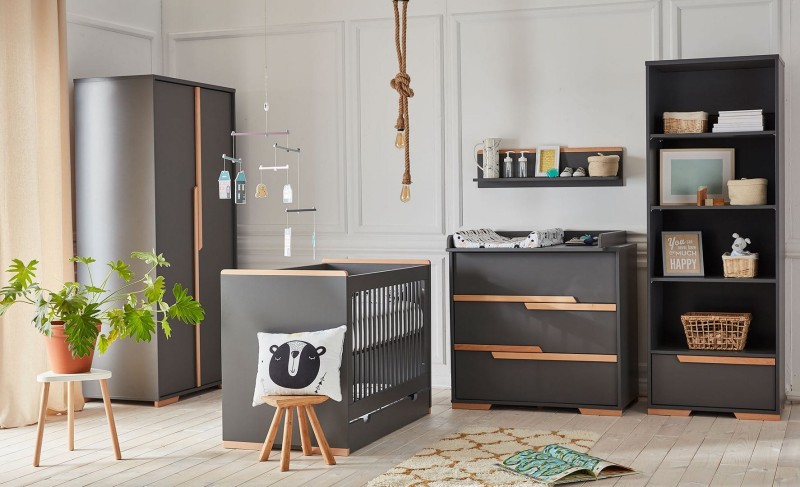 Grafitowe meble dziecięce: szafa, łóżeczko, komoda i regał z drewnianymi detalami, w aranżacji pokoju.