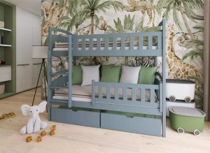 Błękitne łóżko piętrowe z drewna z szufladami, zielonymi poduszkami w pokoju dziecięcym z tapetą dżungla.