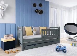 Szare łóżko dziecięce drewniane z szufladami i barierką, w aranżacji pokoju dziecięcego z niebieską ścianą.