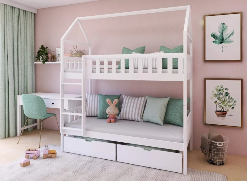 Białe łóżko piętrowe domek z drewna z szufladami, w pokoju dziecięcym z różową ścianą i zielonymi dodatkami.