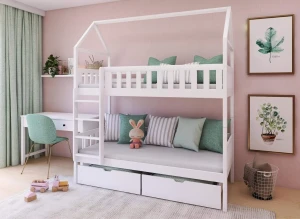 Białe drewniane łóżko piętrowe domek z szufladami, drabinką, w pokoju dziecięcym z różowymi ścianami.
