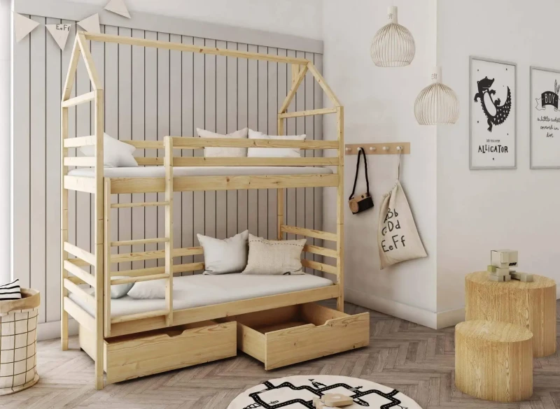 Drewniane łóżko piętrowe domek z szufladami, naturalny kolor drewna, w aranżacji pokoju dziecięcego.