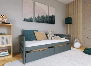 Szare łóżko dziecięce z szufladami, materac biały, w aranżacji pokoju dziecięcego.
