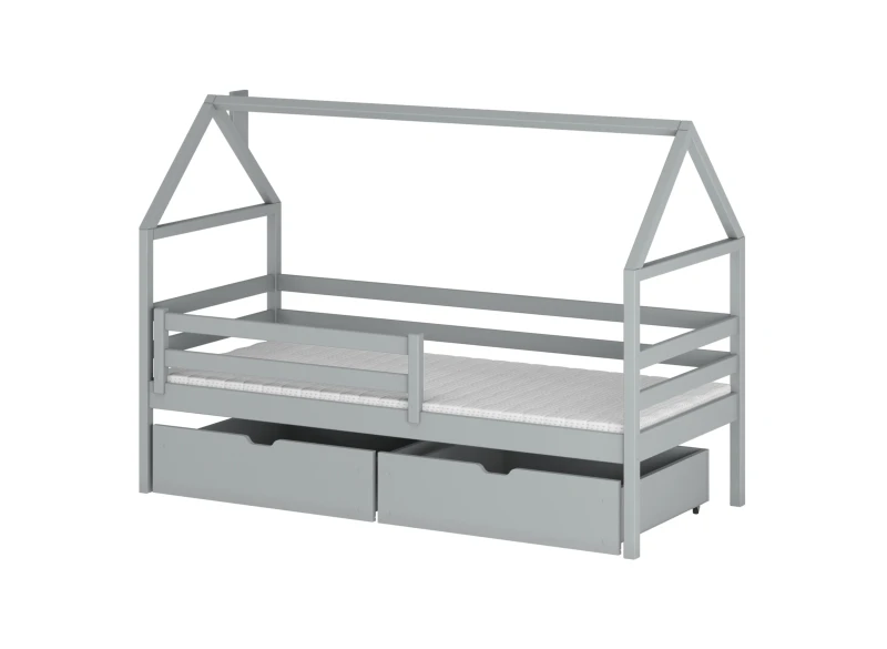 Szare drewniane łóżko domek ze zjeżdżalnią i drabinką, w aranżacji pokoju dziecięcego z zielonymi ścianami.