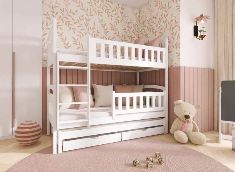 Białe drewniane łóżko piętrowe z wysuwanym materacem i szufladami, różowa pościel, w pokoju dziecięcym.