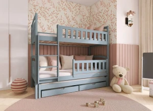 Niebieskie łóżko piętrowe drewniane z szufladami i wysuwanym łóżkiem, w pokoju dziecięcym z różową tapetą.