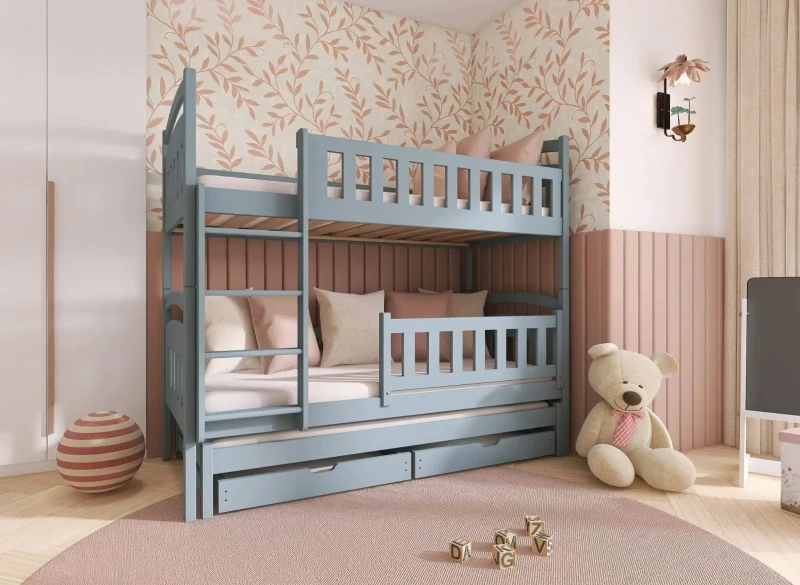 Błękitne drewniane łóżko piętrowe z wysuwanym materacem i szufladami, w pokoju dziecięcym z różową tapetą.