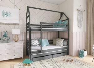 Łóżko piętrowe domek drewniane, szare, z szufladami, w pokoju dziecięcym.