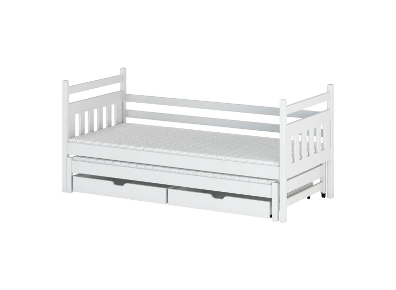 Białe łóżko dziecięce sosnowe z wysuwanym spaniem i dwoma szufladami, z materacami, na białym tle.