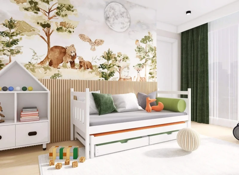Białe drewniane łóżko dziecięce z wysuwanym materacem i szufladami, w aranżacji pokoju ze zwierzętami leśnymi.