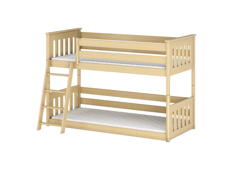 Naturalne drewniane łóżko piętrowe z materacami, drabinką, na białym tle. Idealne do pokoju dziecięcego.