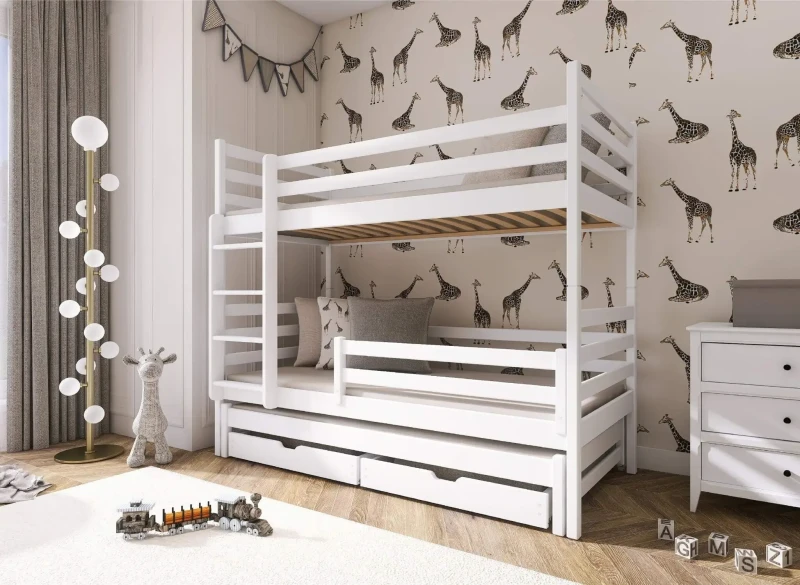 Białe łóżko piętrowe z drewna z wysuwanym materacem i szufladami, w pokoju dziecięcym z tapetą w żyrafy.