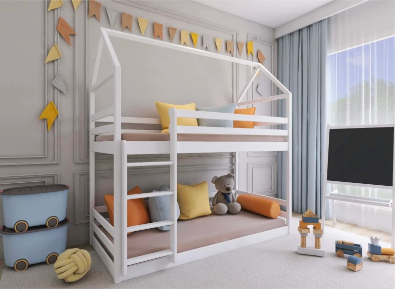 Łóżko piętrowe domek białe, drewniane, z kolorowymi poduszkami, w aranżacji pokoju dziecięcego z żółtymi zasłonami.