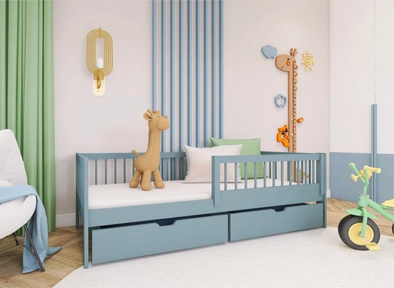 Błękitne drewniane łóżko dziecięce z szufladami, barierką, w aranżacji pokoju z pluszową żyrafą.