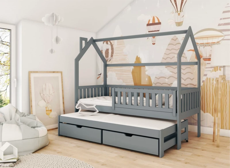 Łóżko dziecięce domek z drewna sosnowego w kolorze szarym, z dostawką i szufladami, w aranżacji pokoju dziecięcego.