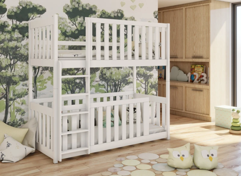 Białe drewniane łóżko piętrowe z barierką zabezpieczającą na dole.