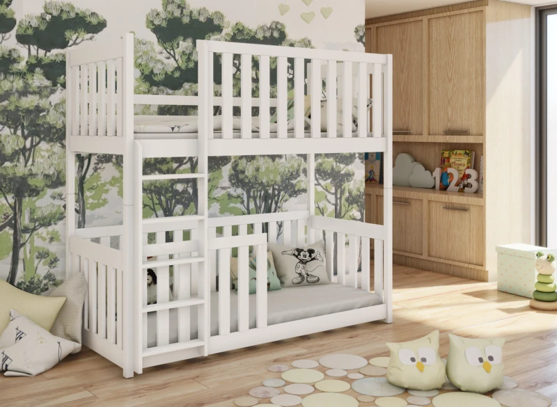 Białe łóżko piętrowe z dodatkową barierką ochronną na dolnym spaniu.