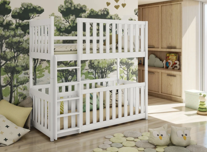 Białe drewniane łóżko piętrowe z pełnymi barierkami w pokoju z leśną tapetą.