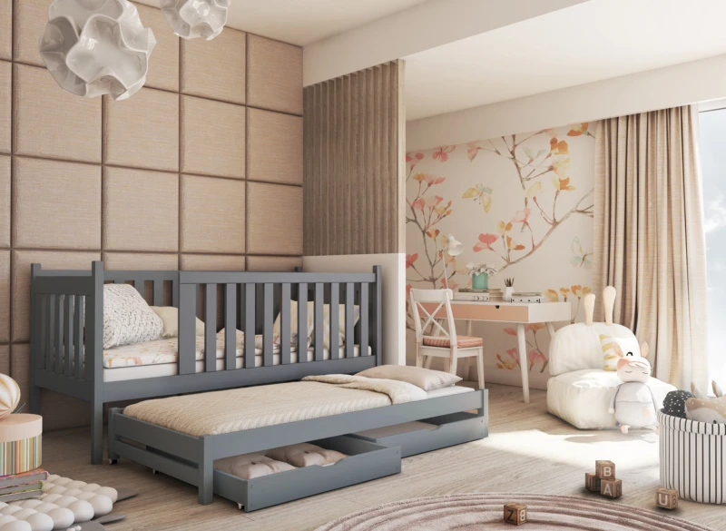 Funkcjonalne szare łóżko do pokoju dziecka z barierką zabezpieczającą i dostawką.