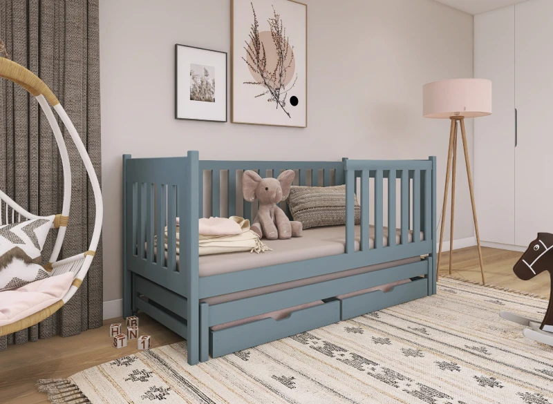 Niebieskie łóżko dla dziecka z barierkami i wejściem pośrodku, stylowy design.