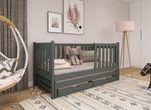 Ciemnozielone łóżko dziecięce drewniane z szufladami, w aranżacji pokoju z dywanem i wiszącym fotelem.