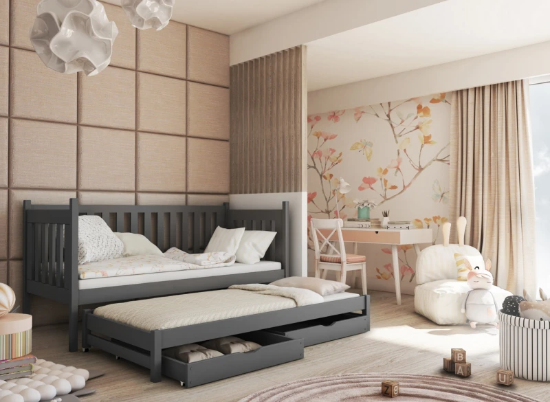 Szare łóżko parterowe z wysuwanym spaniem i praktycznymi szufladami na dole.