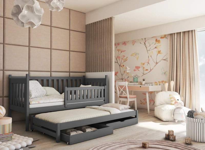 Szare łóżko dziecięce z barierką ochronną, wysuwaną dostawką i szufladami.