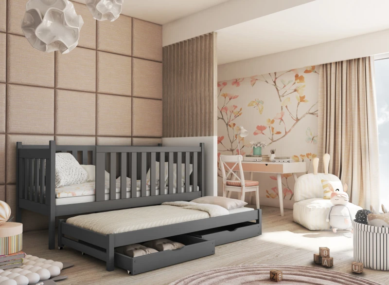 Szare łóżko dziecięce z pełną barierką, wysuwanym spaniem i szufladami w przytulnym pokoju.