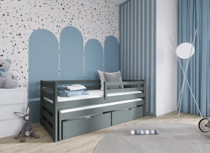 Łóżko dziecięce wysuwane szare z szufladami, drewniane, w pokoju dziecięcym z tapetą w terrazzo.