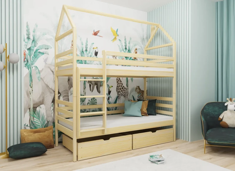 Łóżko piętrowe domek z naturalnego drewna z szufladami, w pokoju dziecięcym z tapetą w dżunglę.