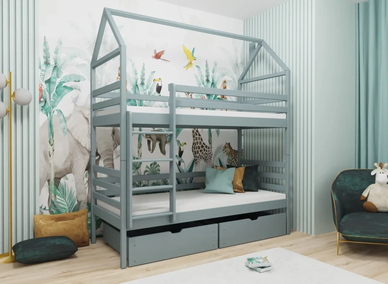 Jasnoszare łóżko piętrowe domek, drewniane, z szufladami, w pokoju dziecięcym z tapetą w dżunglę.