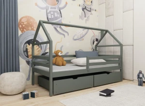 Drewniane łóżko domek dziecięce zielone z szufladami i materacem, w pokoju dziecięcym z tapetą kosmiczną.