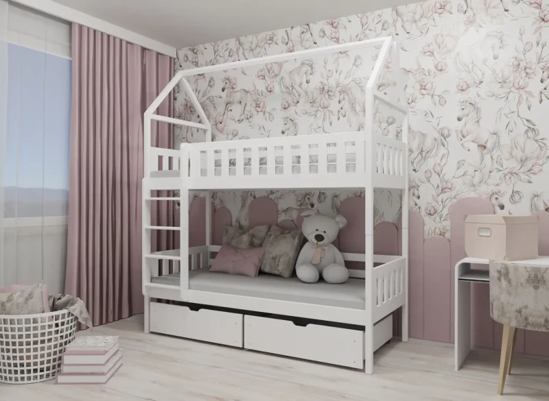 Białe drewniane łóżko piętrowe domek z szufladami w pokoju dziecięcym z różowymi zasłonami i tapetą.
