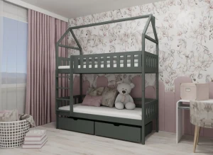 Szare drewniane łóżko piętrowe domek z szufladami, drabinką, w pokoju dziecięcym z tapetą w konie.