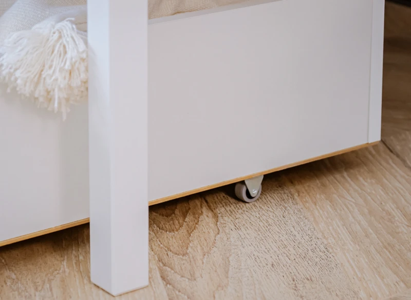 Kółko szuflady pod łóżkiem, zapewniające łatwe wysuwanie na podłodze.