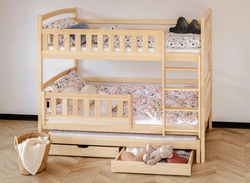 Sosnowe łóżko piętrowe z bezpiecznymi barierkami i solidną drabinką.