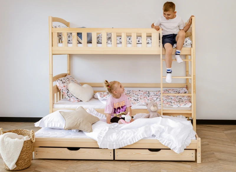 Drewniane łóżko piętrowe trzyosobowe z barierkami i szufladami.