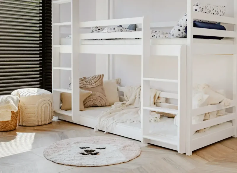 Stylowe białe łóżko piętrowe dla dzieci w jasnym pokoju z dodatkami boho.