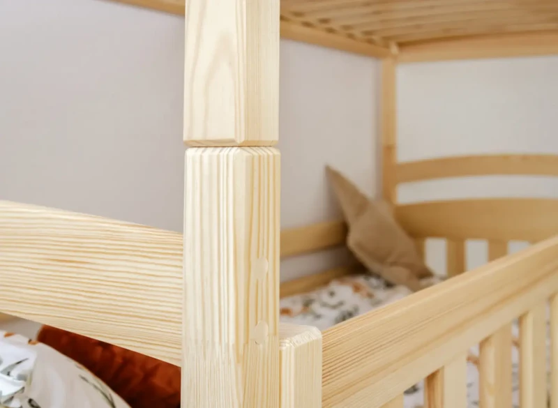 Detal solidnego łączenia słupków w drewnianym łóżku piętrowym dla dzieci.