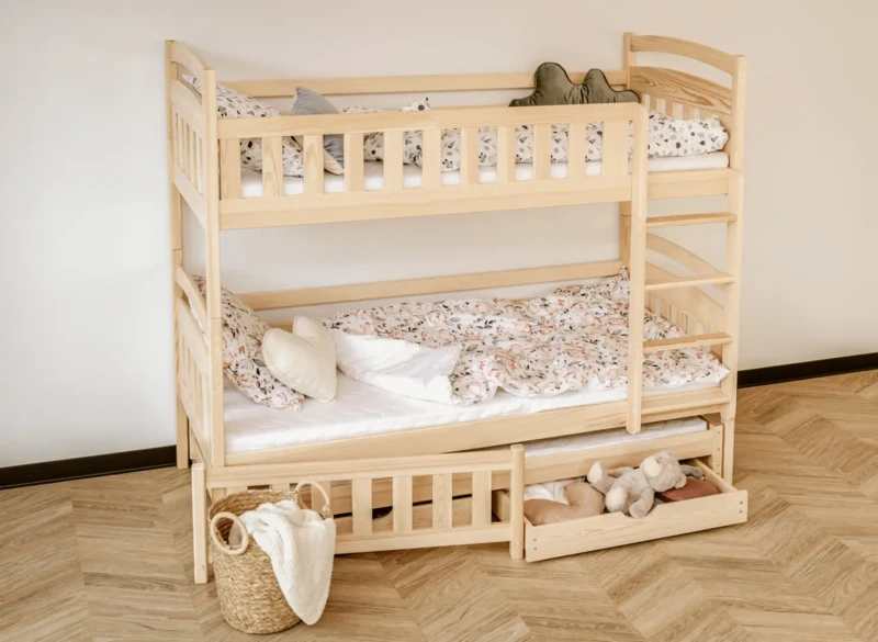 Drewniane łóżko piętrowe z barierką ochronną i wysuwanym dolnym łóżkiem dla dzieci.