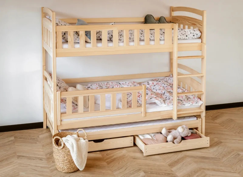 Sosnowe łóżko piętrowe 3-osobowe z barierkami ochronnymi w pokoju dziecięcym.
