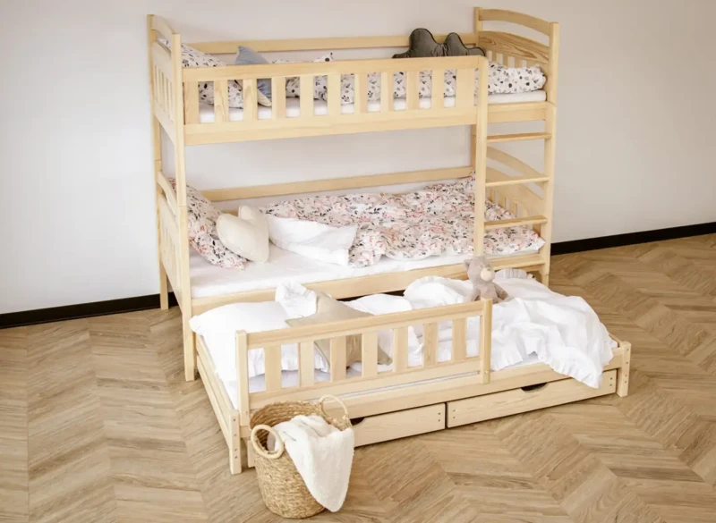 Łóżko piętrowe z całkowicie wysuniętym trzecim miejscem do spania i barierką.