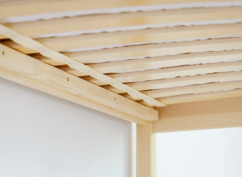 Solidny stelaż z listew sosnowych pod materac w dziecięcym łóżku piętrowym.