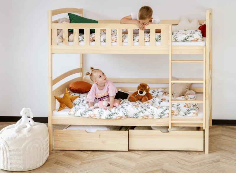 Dzieci bawiące się na piętrowym łóżku sosnowym w przytulnie urządzonym pokoju.