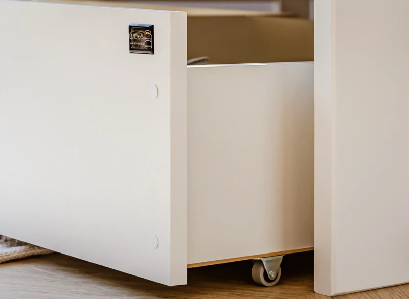 Szuflada pod łóżko na kółkach z logo producenta